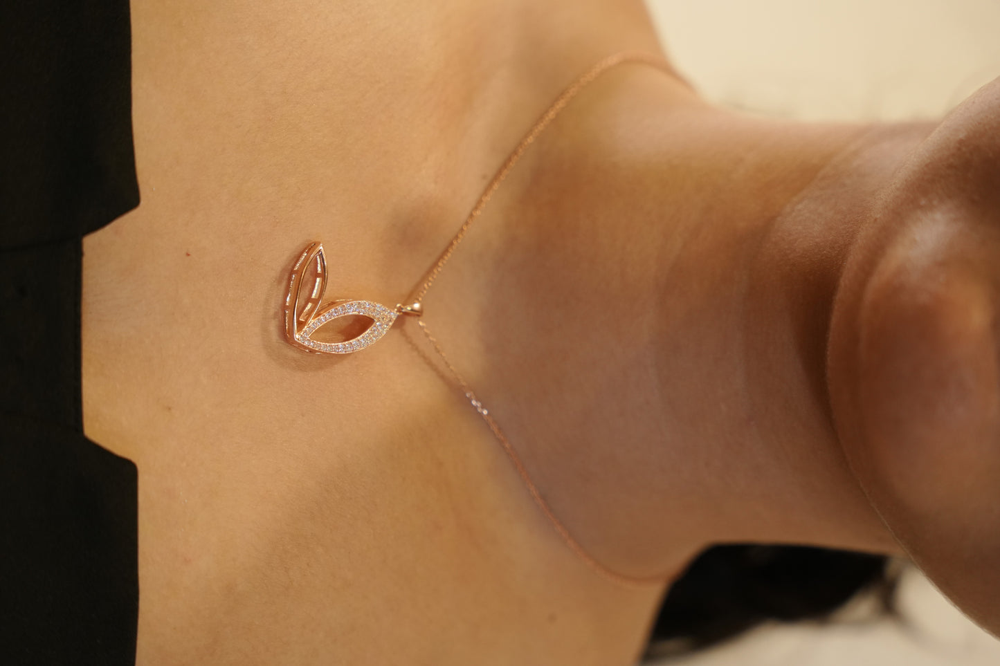 Aurgat Queenly Tea Leaf Drop Rose Gold Pendant