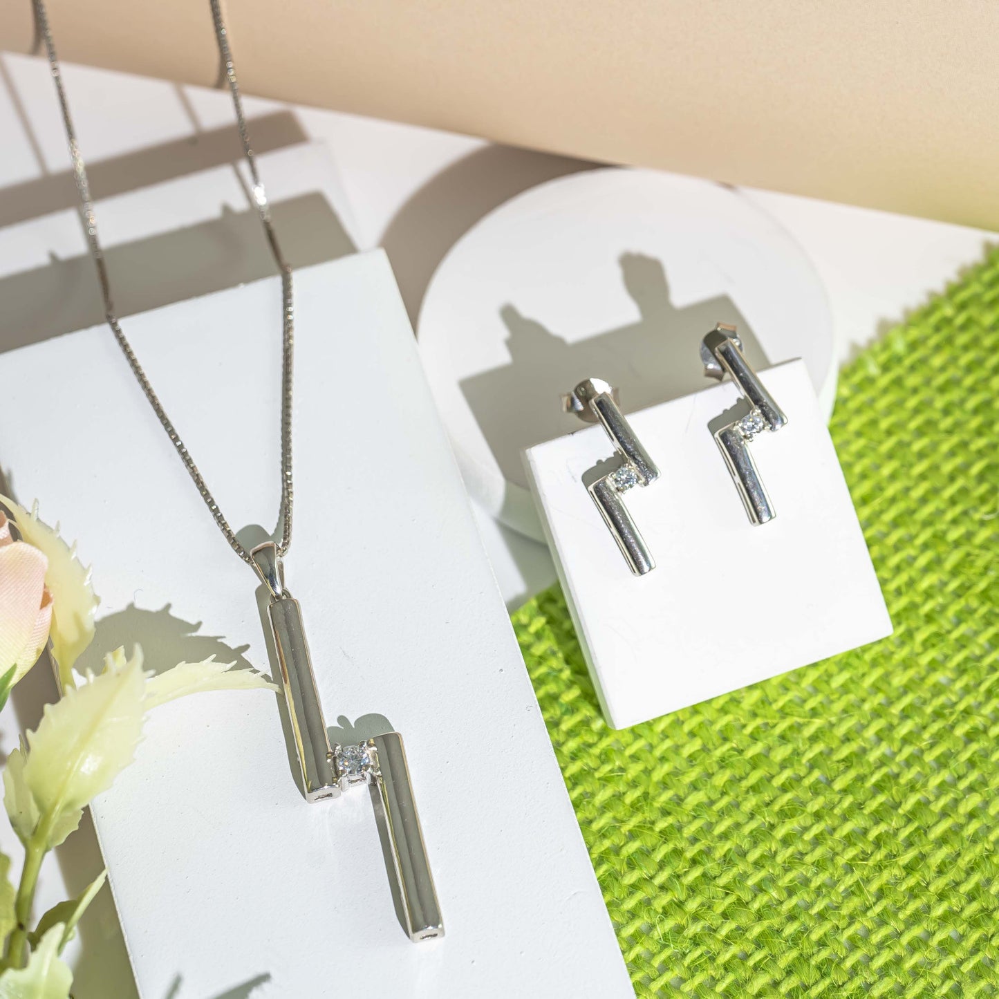 Aurgat Connected Solitaire Pendant Set
